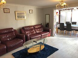 Nice 3-bed House in Farnham Royal Slough