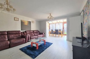 Nice 3-bed House in Farnham Royal Slough