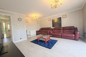 Nice 3-bed House in Farnham Royal Slough