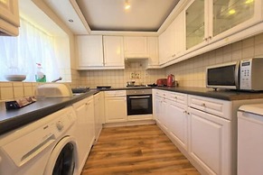 Nice 3-bed House in Farnham Royal Slough