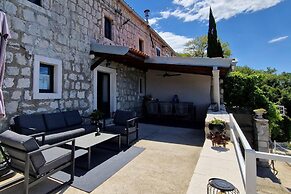 Amber's Place, Cosy House With Pool and sea Views