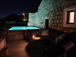 Amber's Place, Cosy House With Pool and sea Views