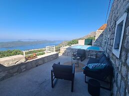 Amber's Place, Cosy House With Pool and sea Views