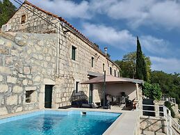 Amber's Place, Cosy House With Pool and sea Views