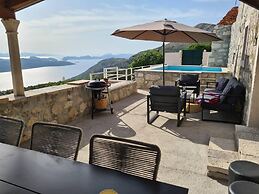 Amber's Place, Cosy House With Pool and sea Views