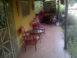 Lovely 3-bdrm Cottage W/private Patios/pkg Sanyang