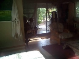 Lovely 3-bdrm Cottage W/private Patios/pkg Sanyang