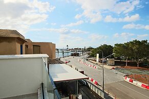 Phaedrus Living: Seaside Executive Flat Harbour 202