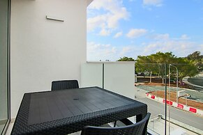 Phaedrus Living: Seaside Executive Flat Harbour 202