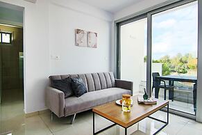 Phaedrus Living: Seaside Executive Flat Harbour 202