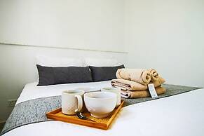 Phaedrus Living: Seaside Executive Flat Harbour 202