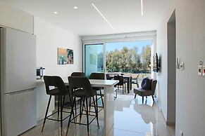 Phaedrus Living: Seaside Executive Flat Harbour 203