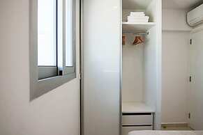 Phaedrus Living: Seaside Executive Flat Harbour 203