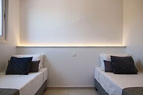 Phaedrus Living: Seaside Executive Flat Harbour 203