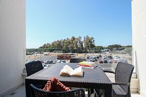 Phaedrus Living: Seaside Executive Flat Harbour 203