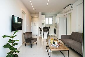 Phaedrus Living: Seaside Executive Flat Harbour 204