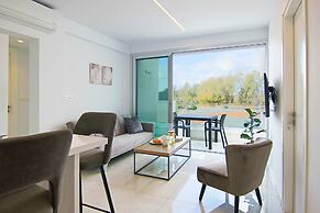 Phaedrus Living: Seaside Executive Flat Harbour 204