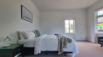 Cheerful 5 - Bedroom Home - Free Parking