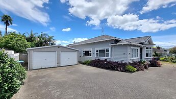 Cheerful 5 - Bedroom Home - Free Parking