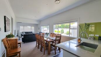 Cheerful 5 - Bedroom Home - Free Parking