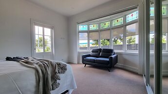 Cheerful 5 - Bedroom Home - Free Parking