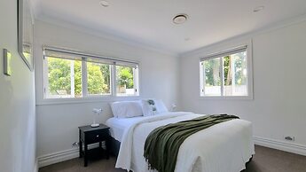 Cheerful 5 - Bedroom Home - Free Parking