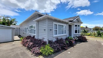 Cheerful 5 - Bedroom Home - Free Parking