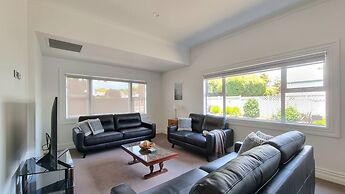 Cheerful 5 - Bedroom Home - Free Parking