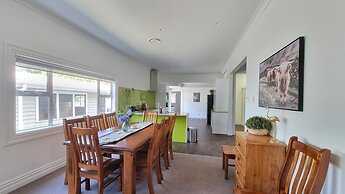 Cheerful 5 - Bedroom Home - Free Parking