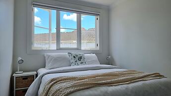 Cheerful 5 - Bedroom Home - Free Parking