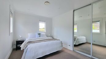 Cheerful 5 - Bedroom Home - Free Parking