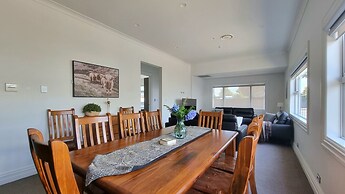 Cheerful 5 - Bedroom Home - Free Parking