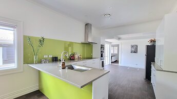 Cheerful 5 - Bedroom Home - Free Parking