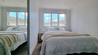 Cheerful 5 - Bedroom Home - Free Parking