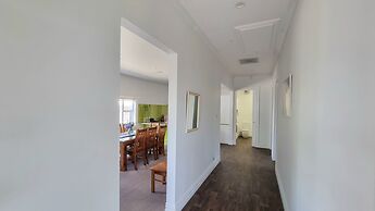 Cheerful 5 - Bedroom Home - Free Parking