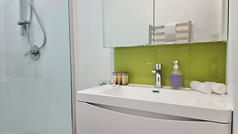 Cheerful 5 - Bedroom Home - Free Parking