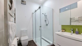 Cheerful 5 - Bedroom Home - Free Parking