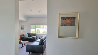 Cheerful 5 - Bedroom Home - Free Parking