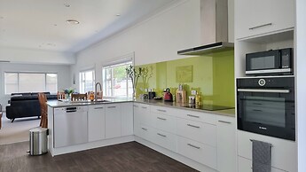 Cheerful 5 - Bedroom Home - Free Parking