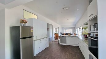 Cheerful 5 - Bedroom Home - Free Parking