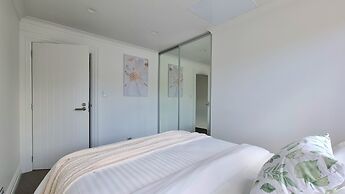 Cheerful 5 - Bedroom Home - Free Parking