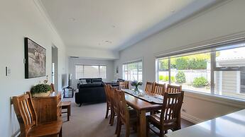 Cheerful 5 - Bedroom Home - Free Parking