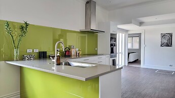 Cheerful 5 - Bedroom Home - Free Parking