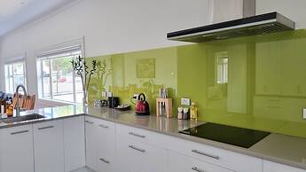 Cheerful 5 - Bedroom Home - Free Parking