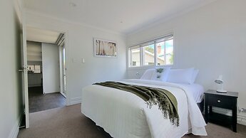 Cheerful 5 - Bedroom Home - Free Parking