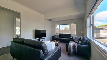 Cheerful 5 - Bedroom Home - Free Parking