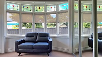 Cheerful 5 - Bedroom Home - Free Parking