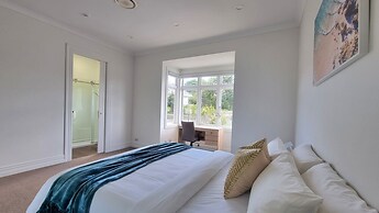 Cheerful 5 - Bedroom Home - Free Parking