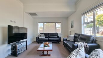 Cheerful 5 - Bedroom Home - Free Parking