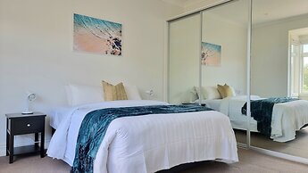 Cheerful 5 - Bedroom Home - Free Parking